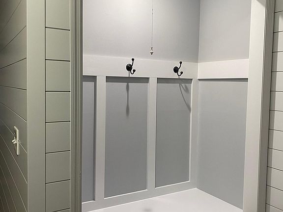 Entryway storage lockers