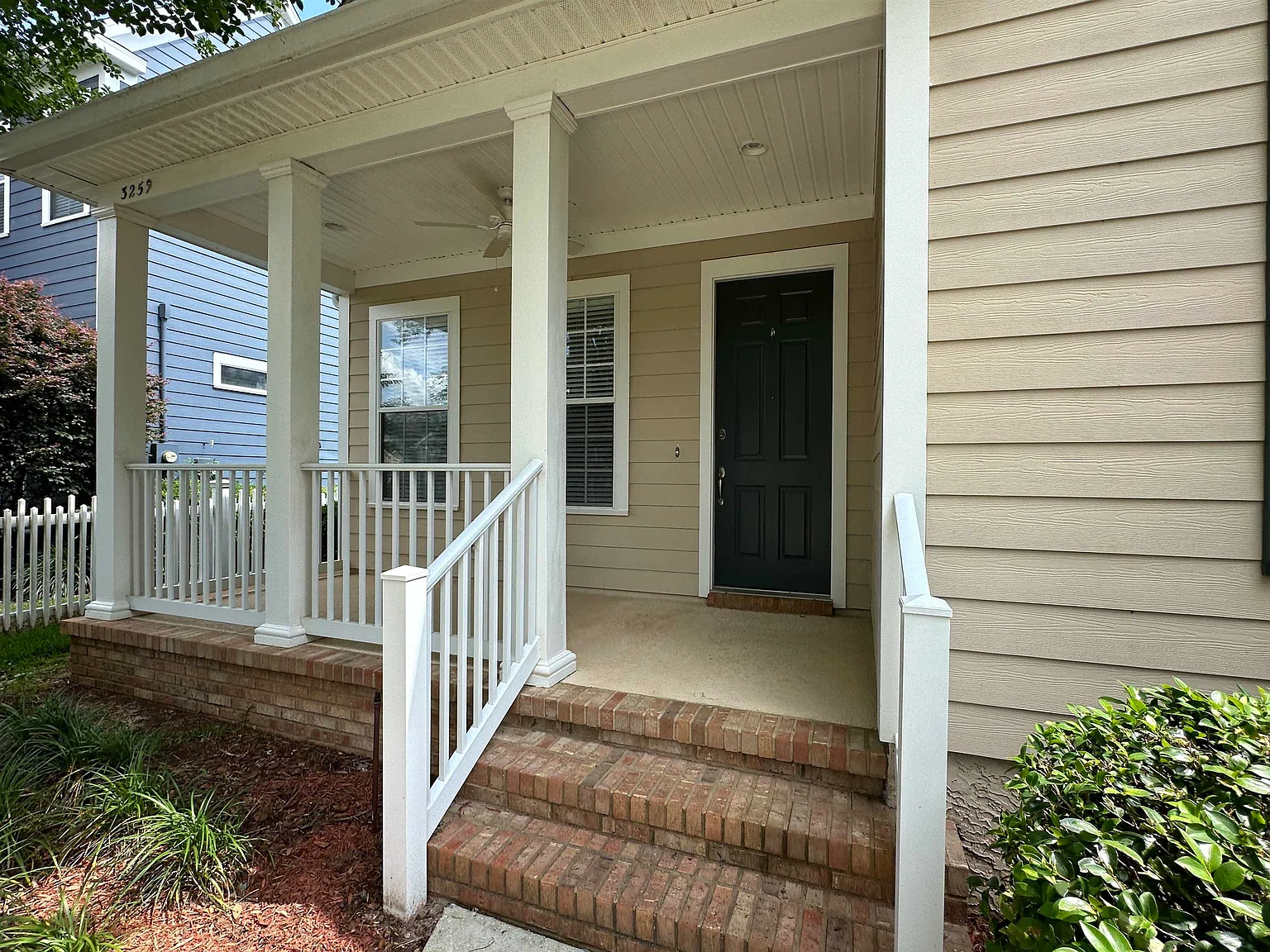 3 bed, 1401 sqft, $2,300 — Photo 3