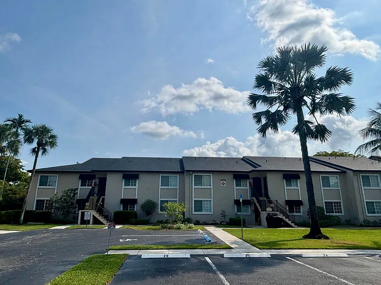 4040 Crystal Lake Dr #101 — Photo 2