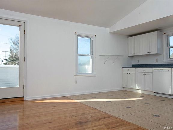 5th image of 3 E Delaware Ave