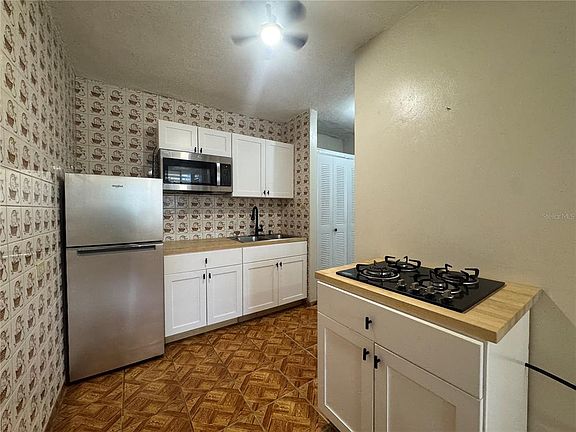 4th image of 11AK Urb Levittown Lakes Cll Paseo Magdalena