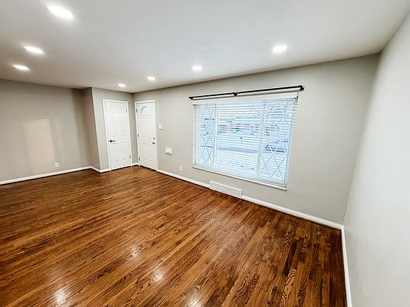 3rd image of 9811 Lakeford Ln