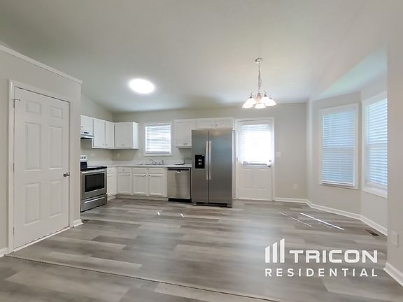 4th image of 65 Thorn Thicket Ct
