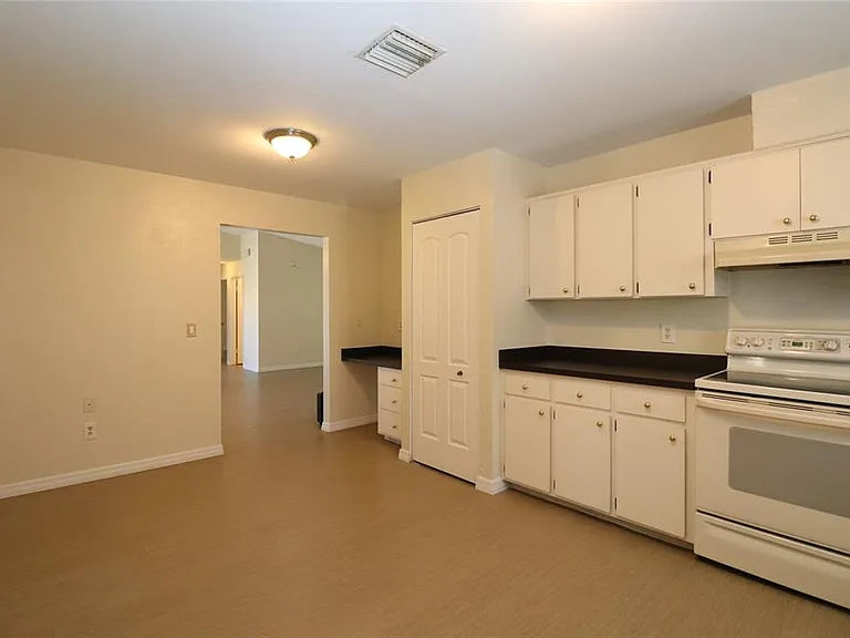 907 Primrose Ter — Photo 14