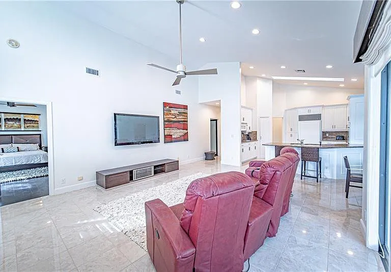 50 Bay Colony Dr — Photo 9