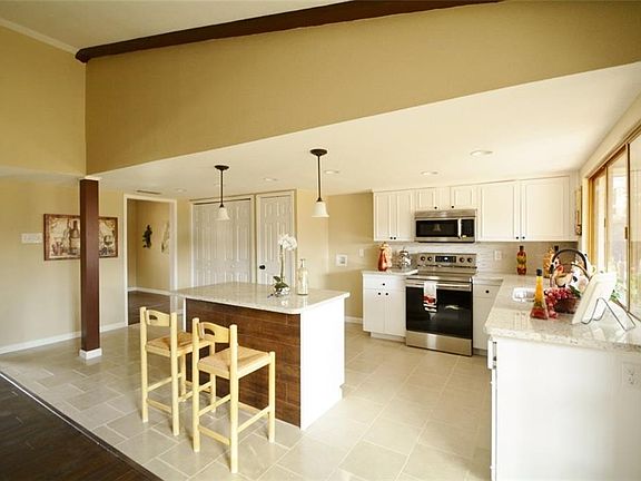 4th image of 2208 Briarwood Dr