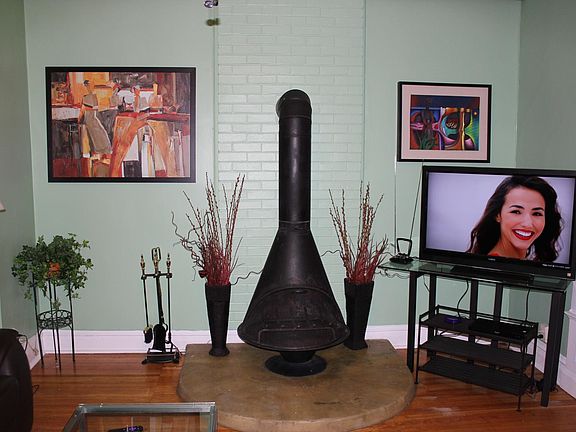 2nd image of 4414 N Artesian Ave #2F