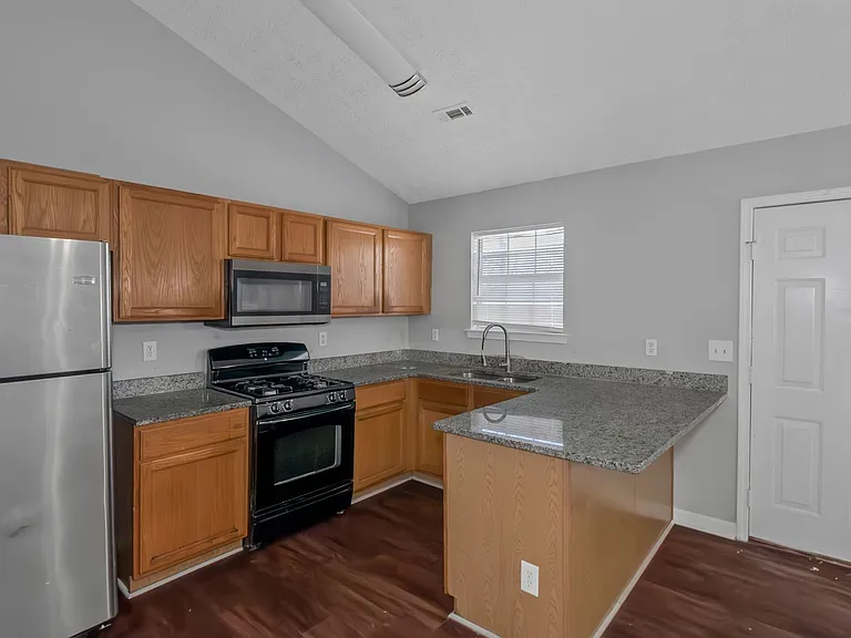 401 Edgewood Dr — Photo 7