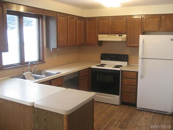 3rd image of 1370 Elm St