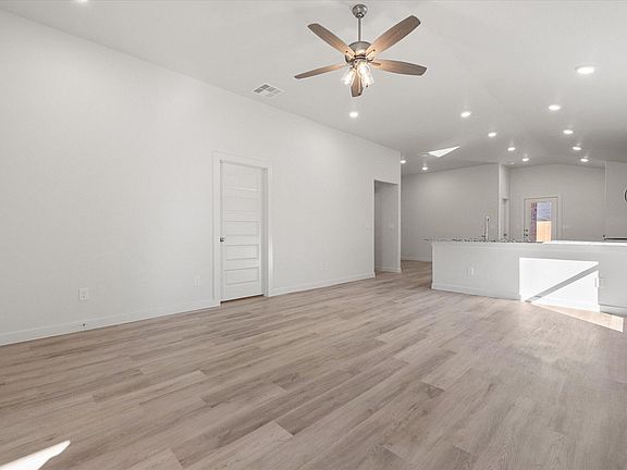 4th image of 2414 Aberdeen Ave