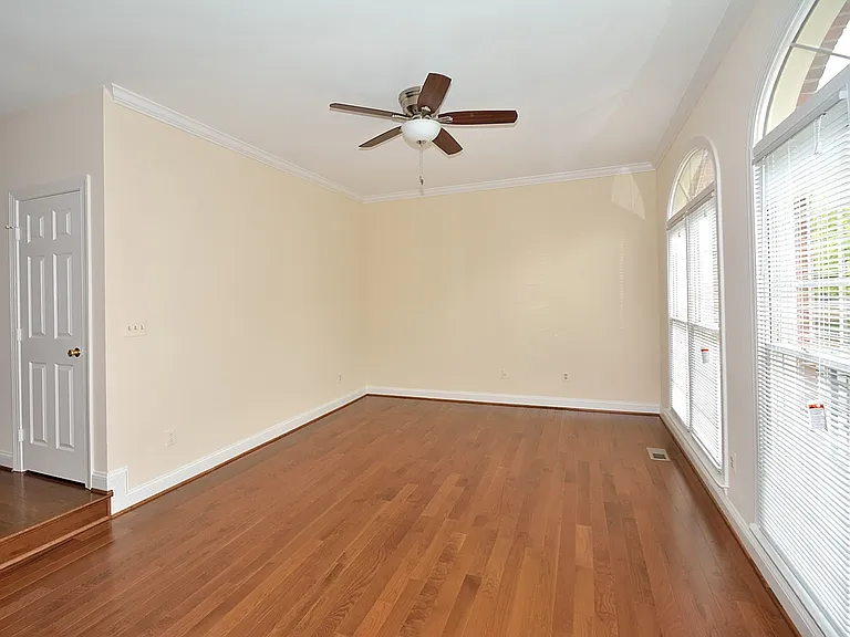 9425 Van Arsdale Dr — Photo 2