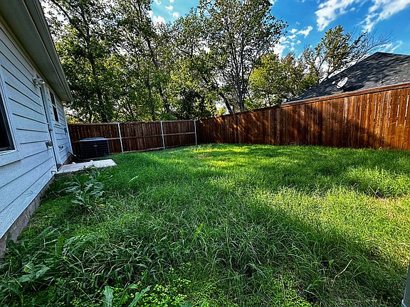 4th image of 537 E Brockett St