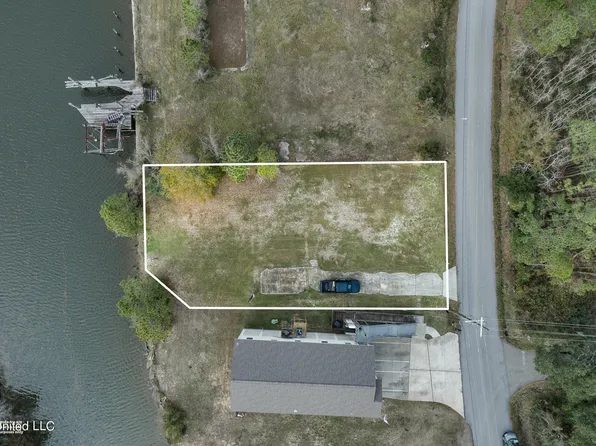 303 Livingston Dr, Pass Christian, MS 39571