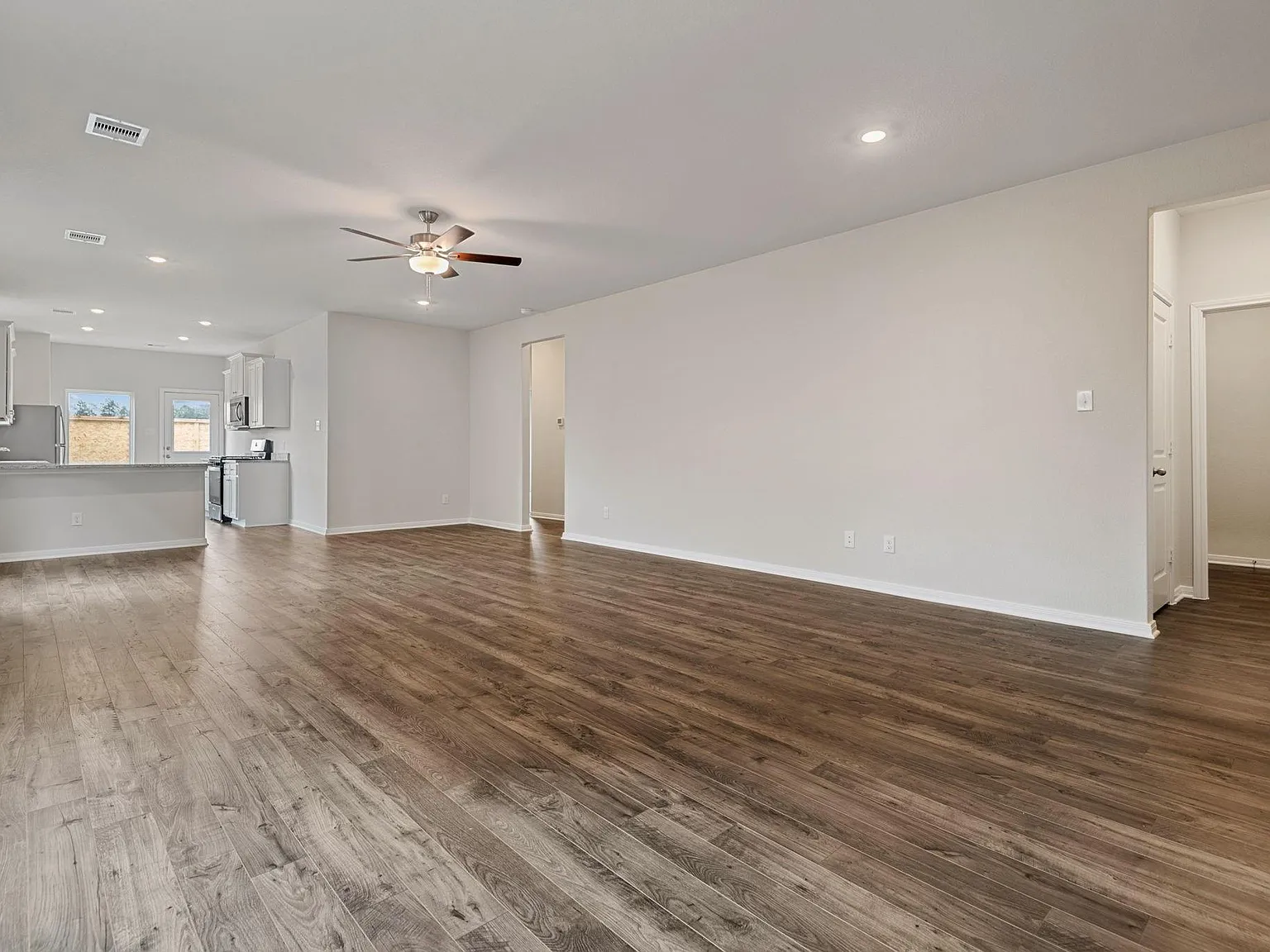 4 bed, 2.0 bath, 1852 sqft, $1,985 — Photo 4