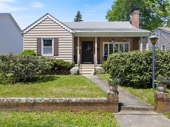 15 Longview Street, New London, CT 06320