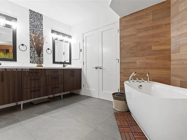 3600 Mystic Pointe Dr #306 — Photo 15