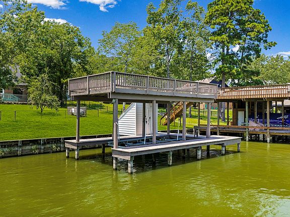 3rd image of 560 Lake Grove Dr