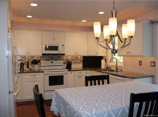 8 Ladyslipper Ln, Norwich, CT 06360