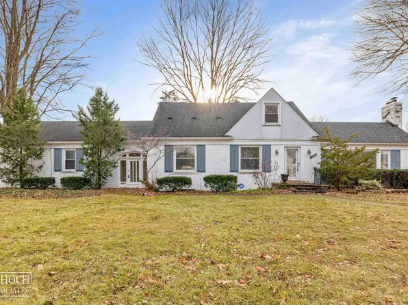 19980 W Clairview Ct, Grosse Pointe Woods, MI 48236