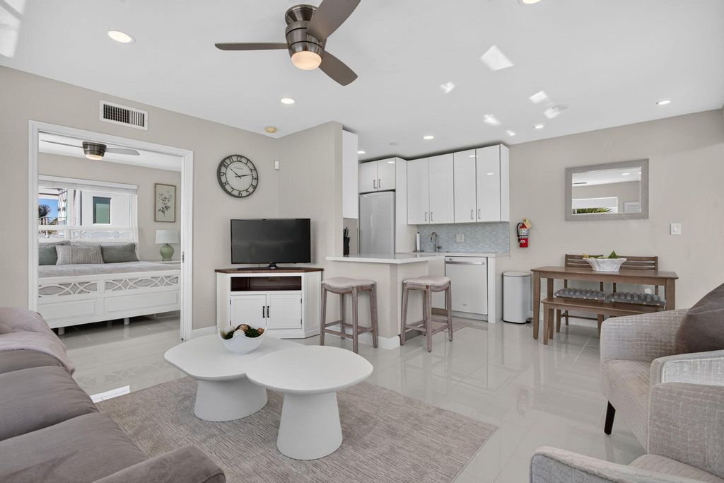 1705 N Riverside Dr APT 8, photo 4