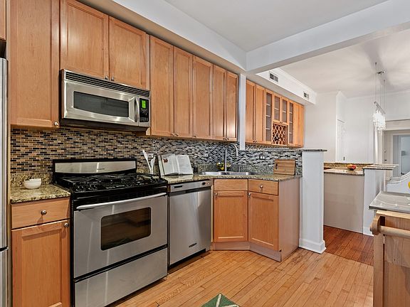 4th image of 4414 N Malden St APT 3S