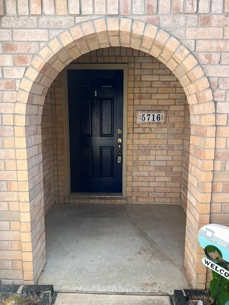 3 bed, 1916 sqft, $2,195 — Photo 2
