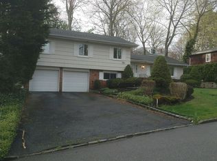 16 Russell Woods Rd, Great Neck, NY 11021