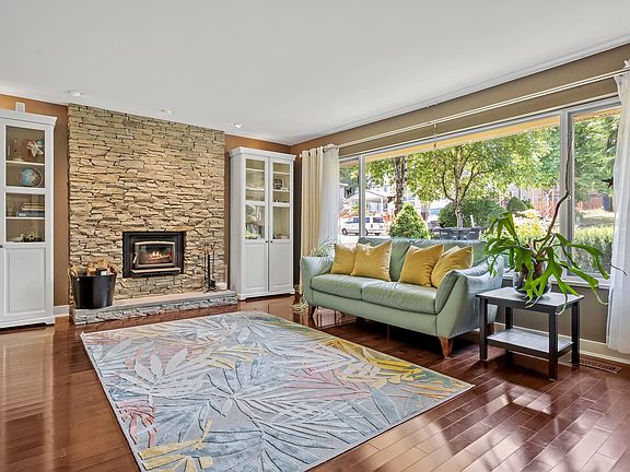 3rd image of 7965 Burnfield Cres