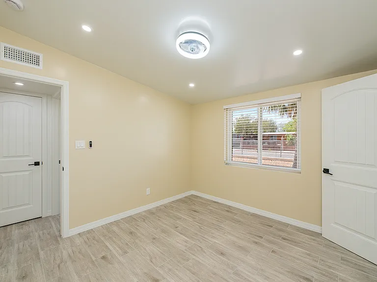 1117 E Illinois St — Photo 21
