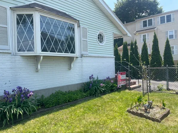 67 Oakcrest Rd, Hyde Park, MA 02136