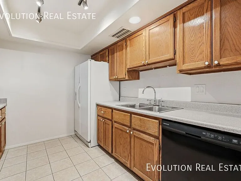 2329 N Recker Rd #86 — Photo 13