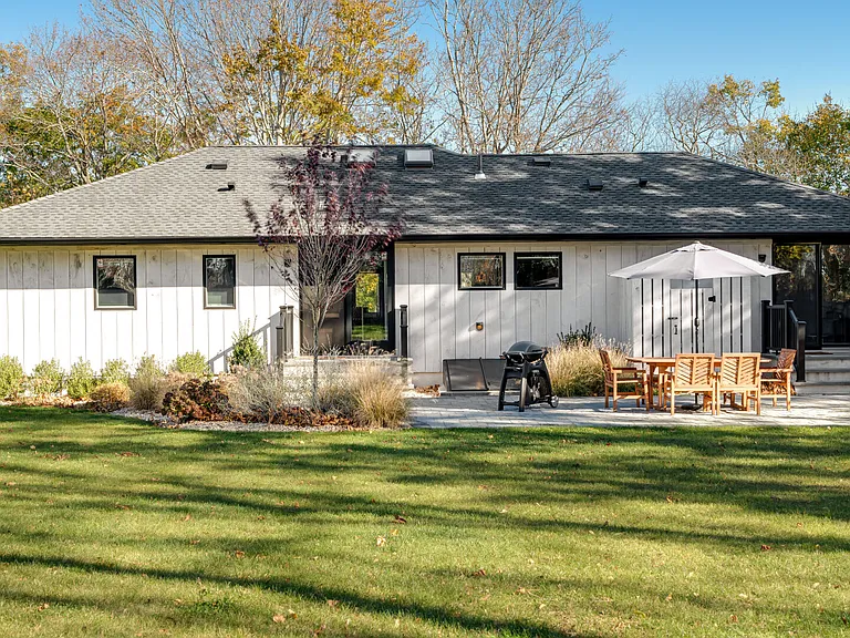 470 Harbor Ln — Photo 3