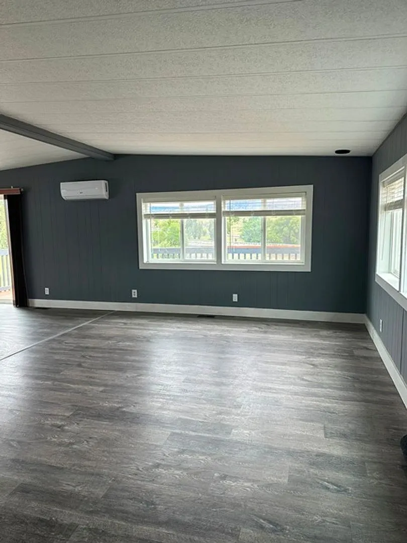 Updated 3 bedroom House — Photo 3