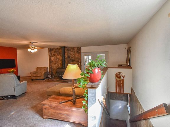 4th image of 16972 Columbia River Dr