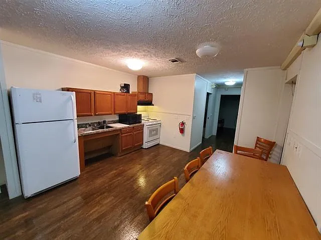 3 bed, 2.0 bath, 896 sqft, $1,500 — Photo 3