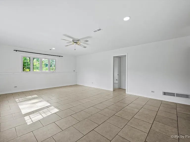 116 S Deerpath Rd — Photo 24