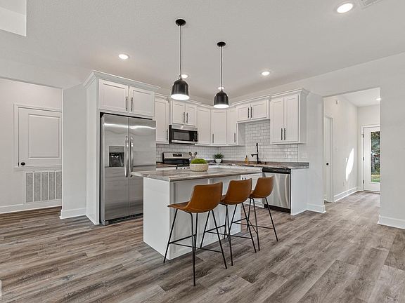 4th image of 410 Lange St