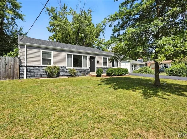 1 Dickson Ct, Saint Louis, MO 63122