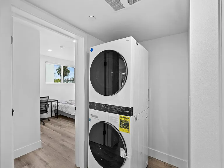 MH 1252 W 37th St — Photo 19