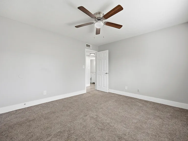 Ridgewood Apartments — Photo 16