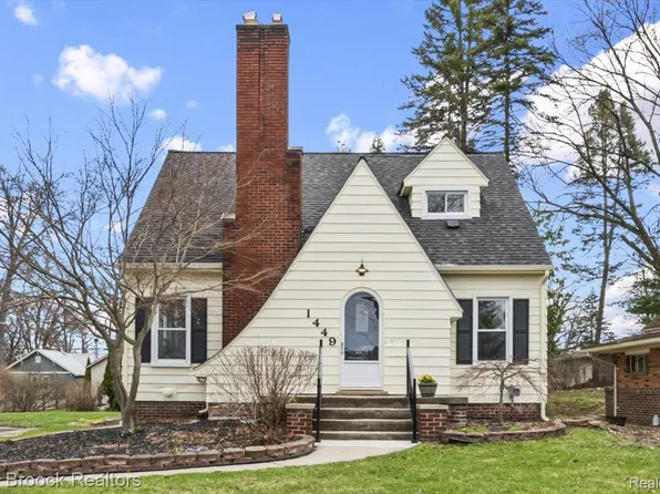 1449 Oakwood St, Keego Harbor, MI 48320