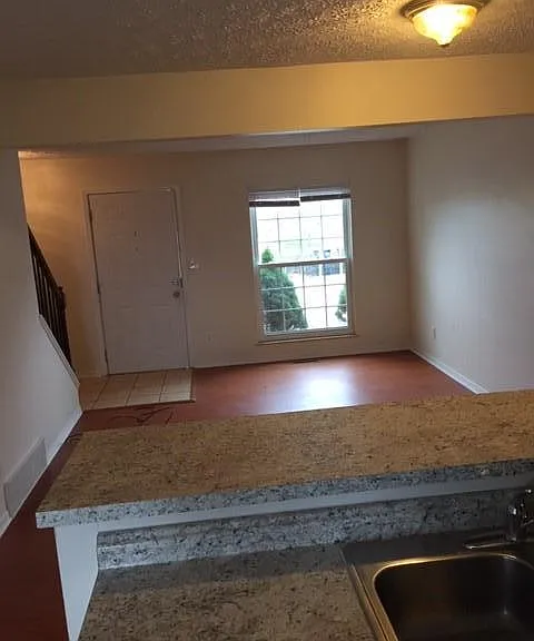 121 Oakwood Rd #E — Photo 4