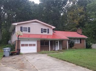 606 Honeysuckle Rd, Asheboro, NC 27203