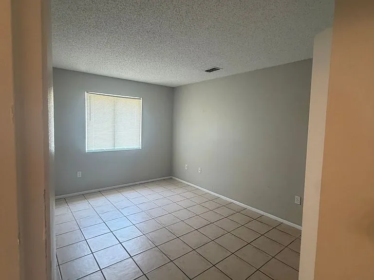 160 Edgewater Cir — Photo 12