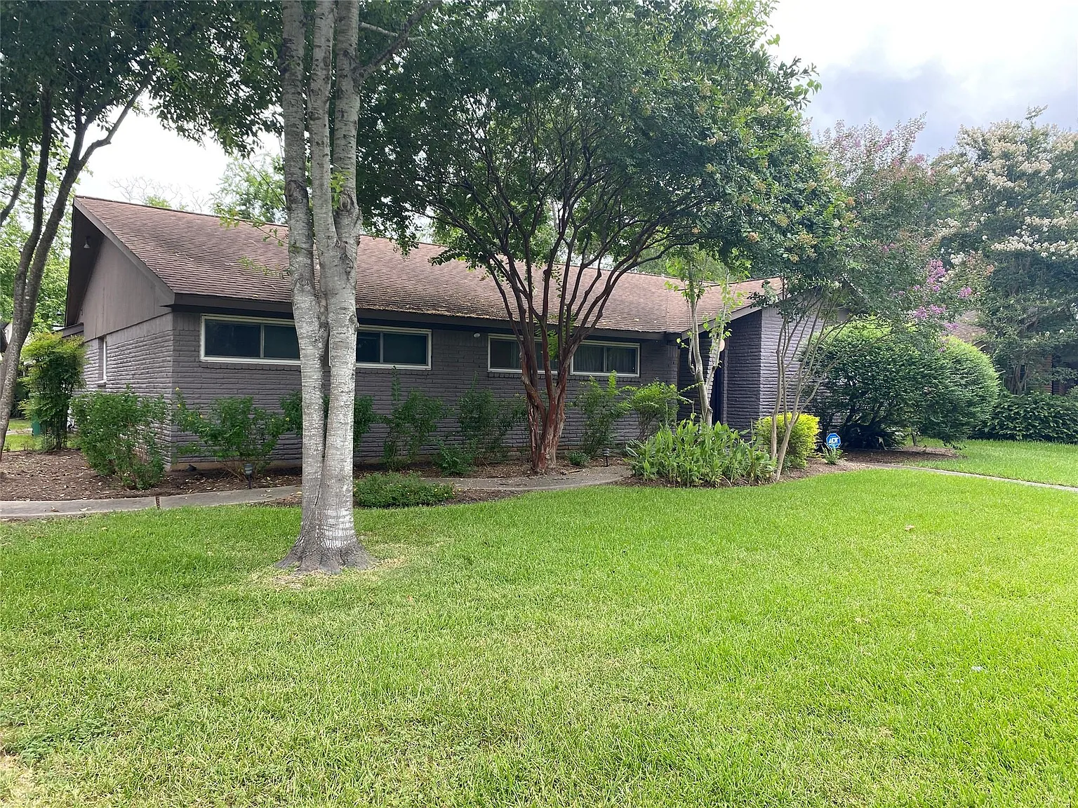 3 bed, 2.0 bath, 2585 sqft, $2,999 — Photo 2