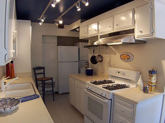 Kitchen w/ newer appliances & tile floor
