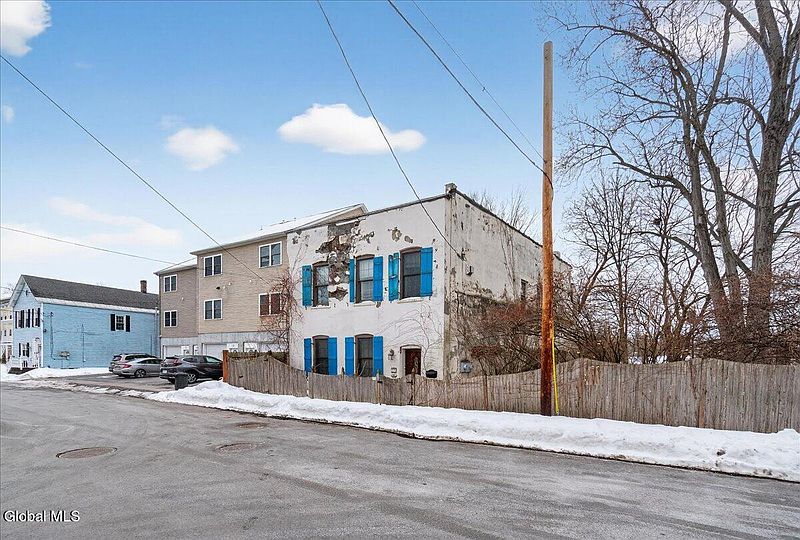 3rd image of 32 Front Street
