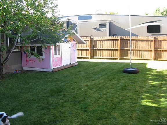4th image of 765 NE Shoshone Dr