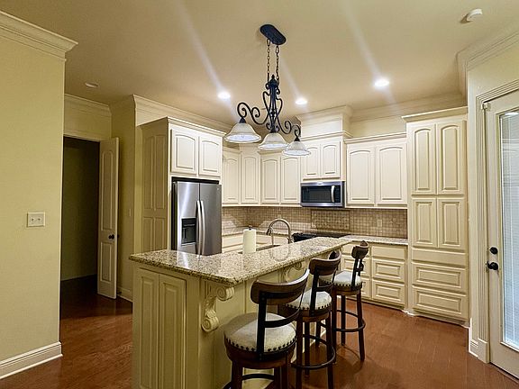 4th image of 613 Janna Dr