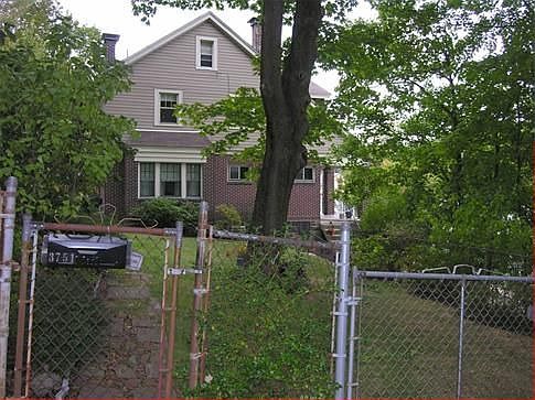 Parking to house
